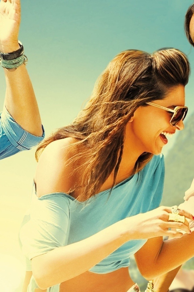 Мужчина и девушки в хорошем настроении