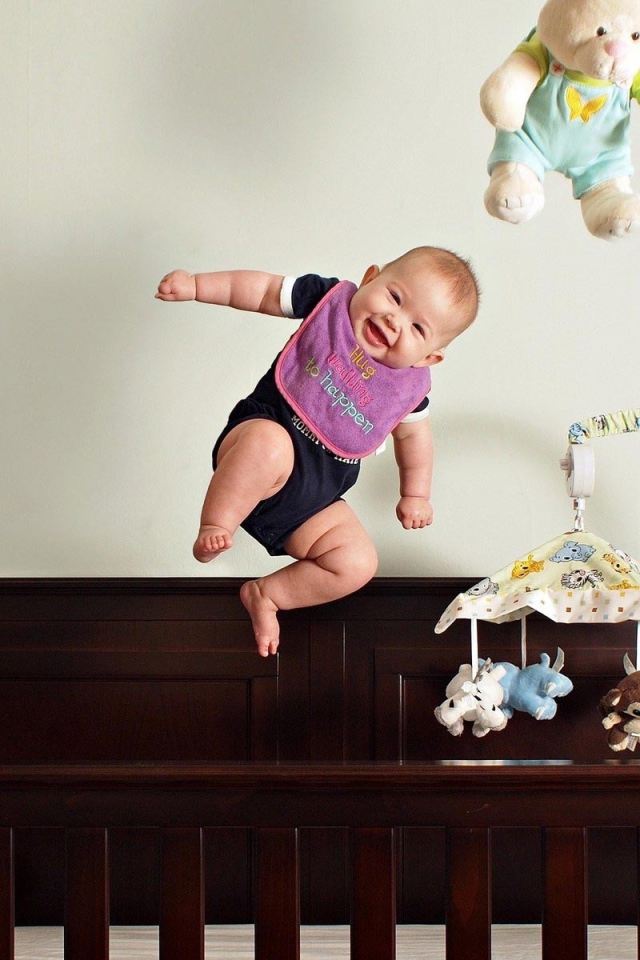 Ребенок летает с игрушками