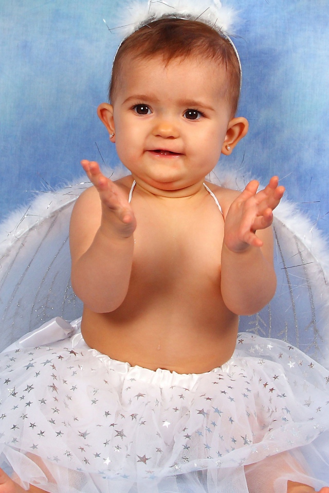 Милая девочка-ангел