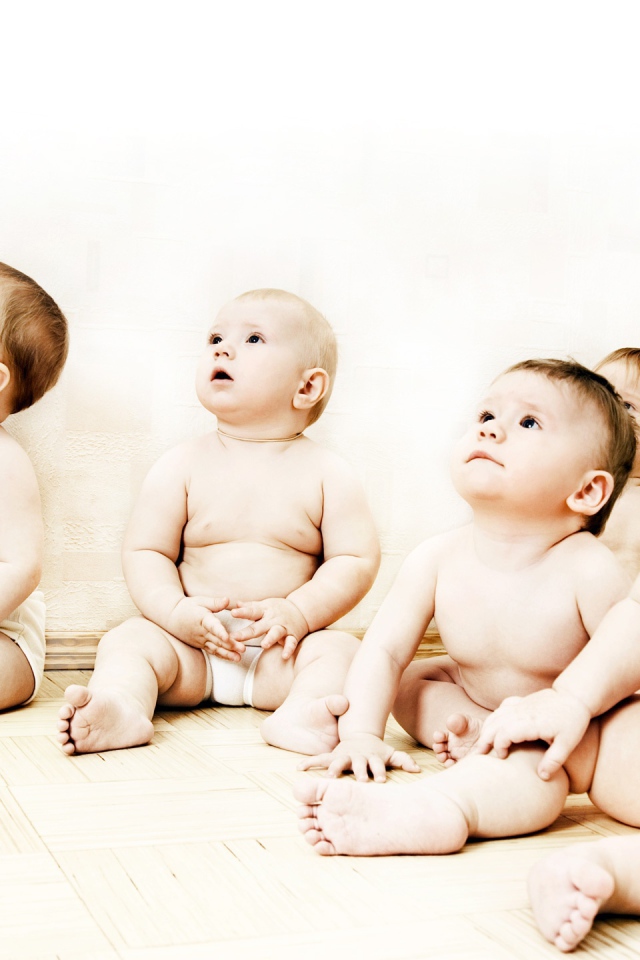 Сидящие малыши