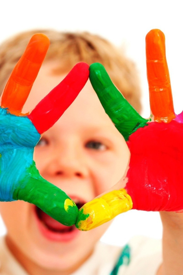 Ребенок с красочными руками