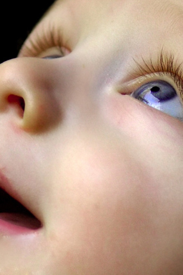 Малыш смотрит вверх