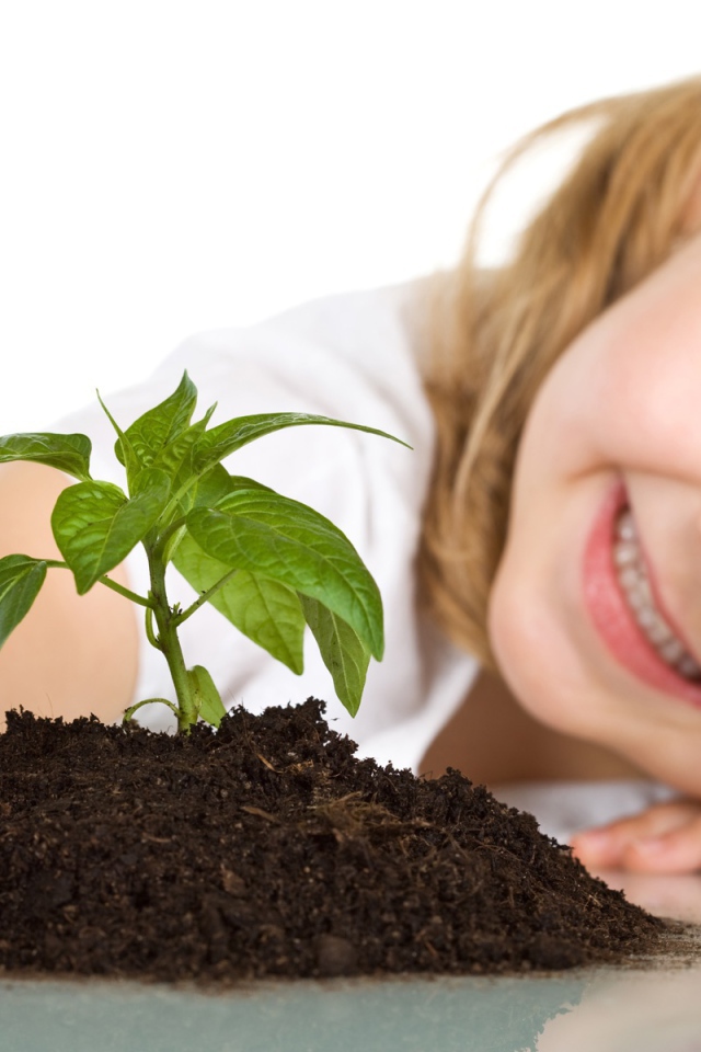 Ребенок сажает цветок