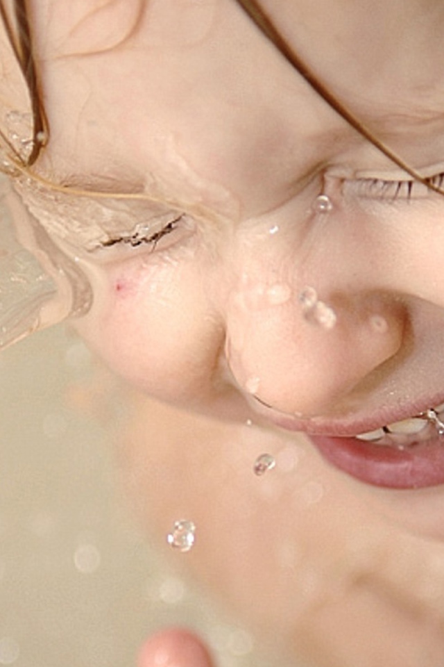 Ребенок играет в воде