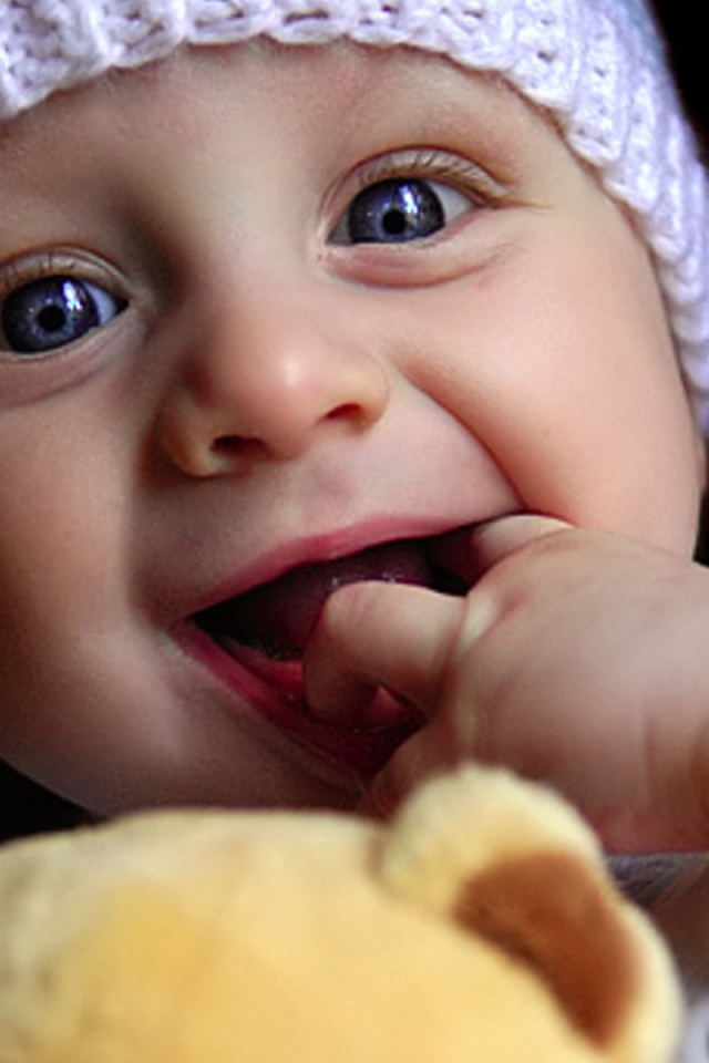 Малыш играет с куклой