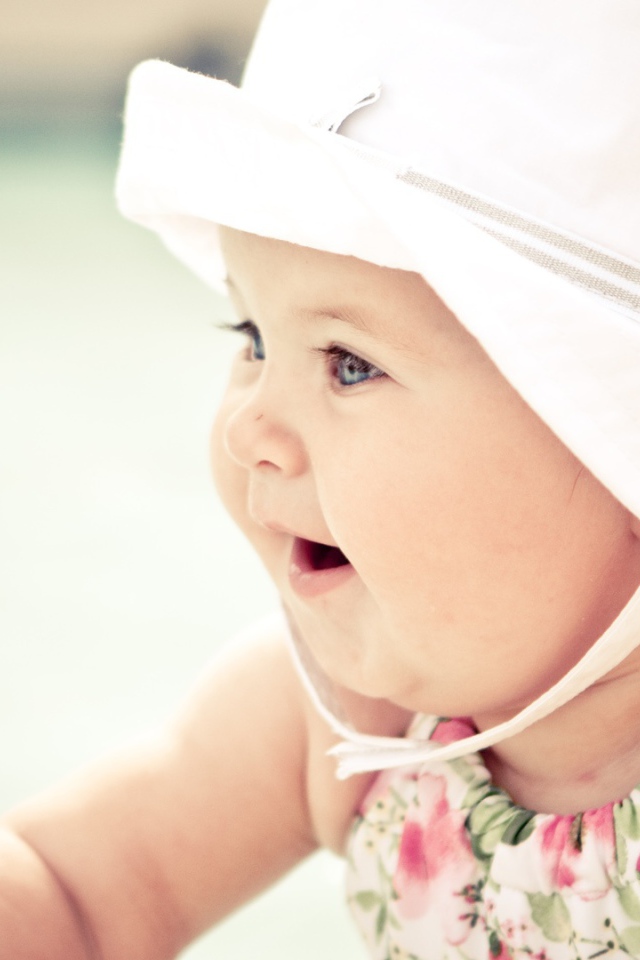 Милый ребенок в шляпе