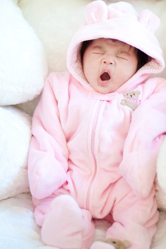 Ребенок зевает