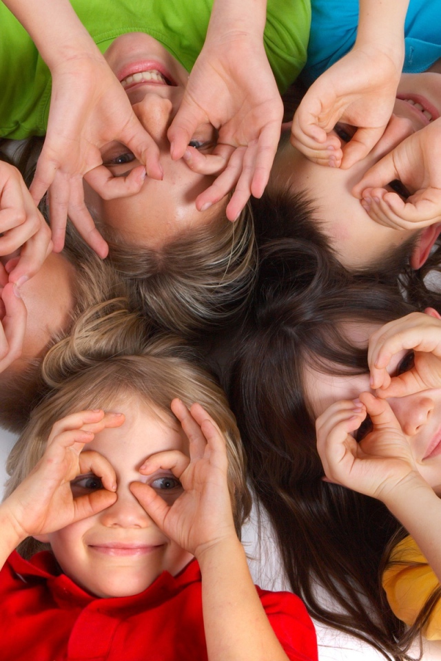 Дети играют