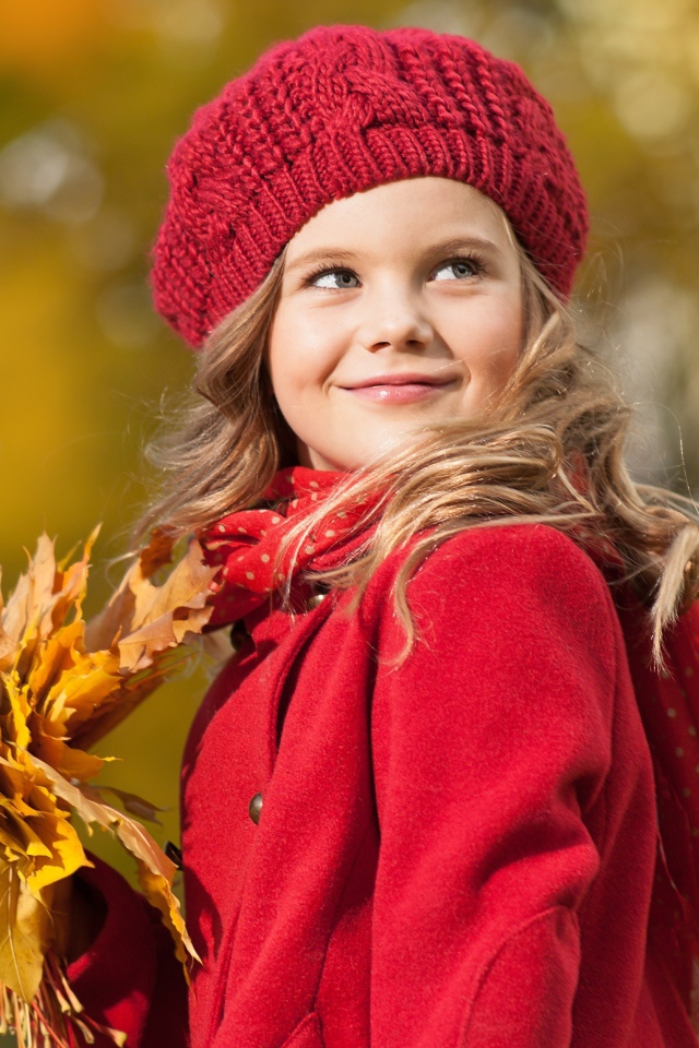 Девочка с желтыми листьями