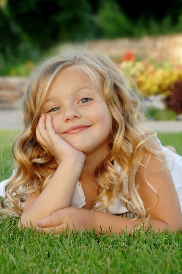 Маленькая девочка на газоне