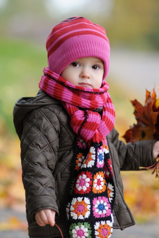 Ребенок с букетом листьев