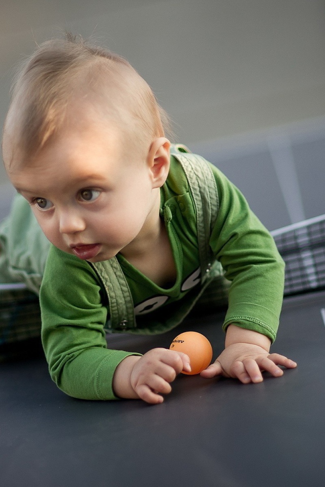 Ребенок на теннисном столе