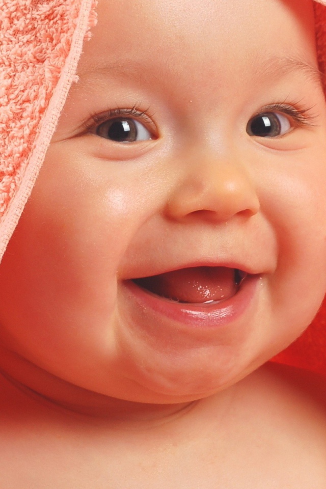 Ребенок в полотенце смеется