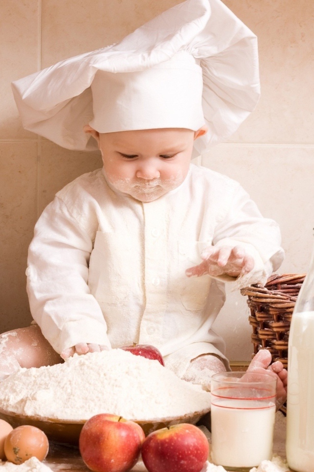 Маленький ребенок повар