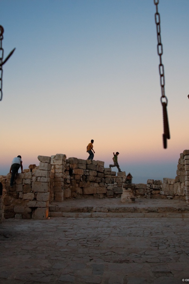 Дети играют на развалинах