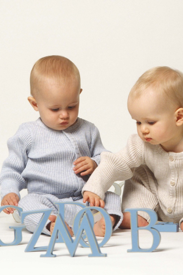 Дети играют с буквами