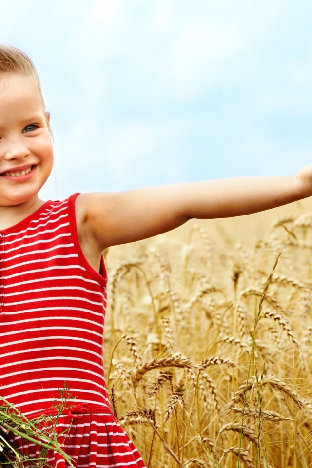 Девочка с букетом цветов