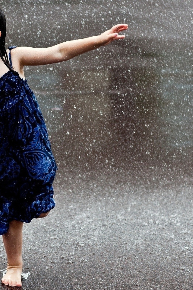 Маленькая девочка под дождем