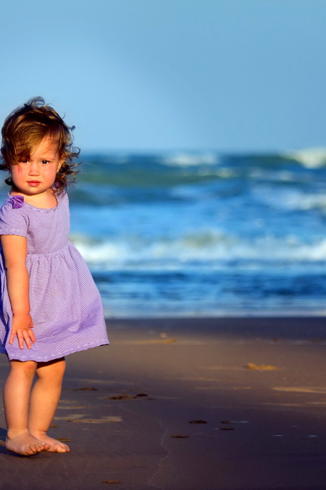 Маленькая девочка на пляже
