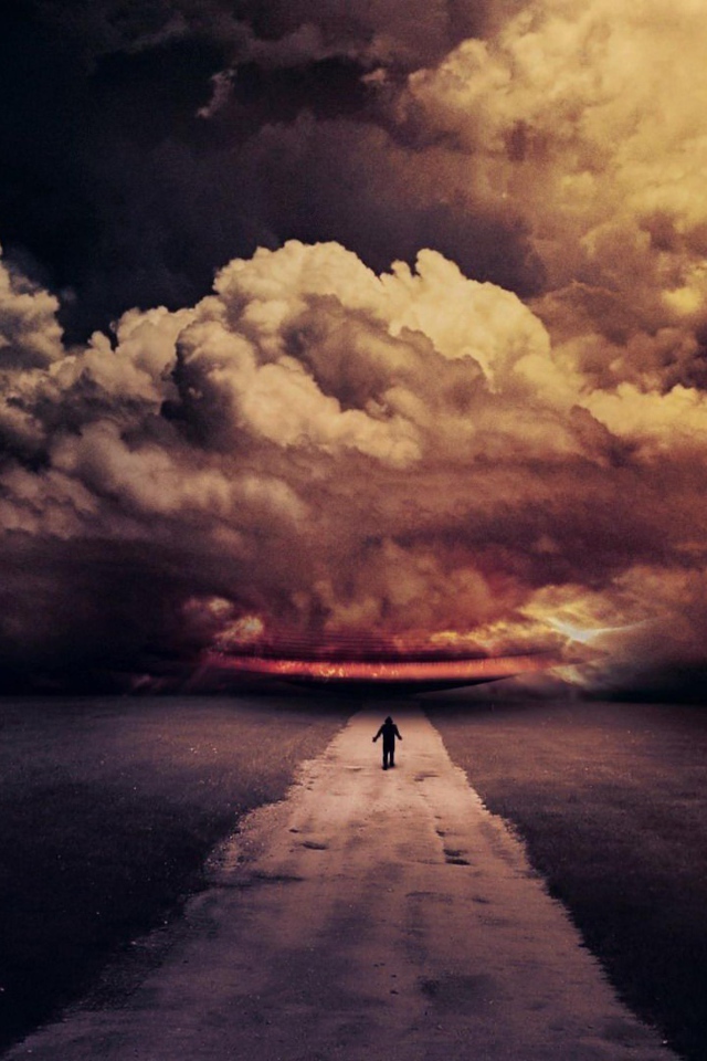 Человек на дороге идет на грозу