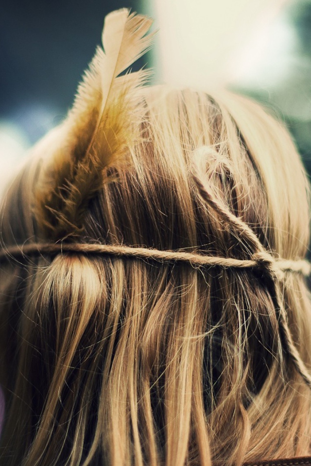 Голова с пером в волосах