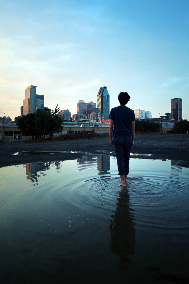 Человек идет по воде