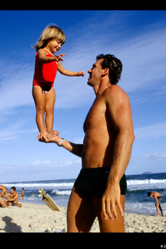 Ребенок на руке мужчины