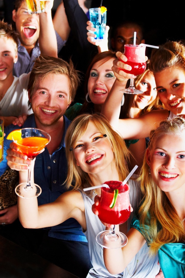 Молодые люди на празднике