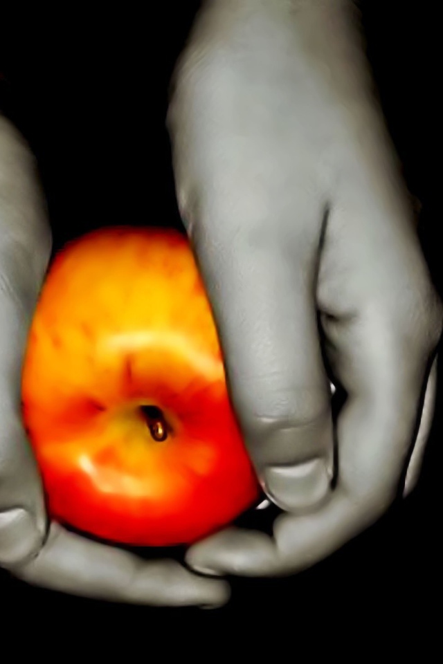 Цветное яблоко в руках