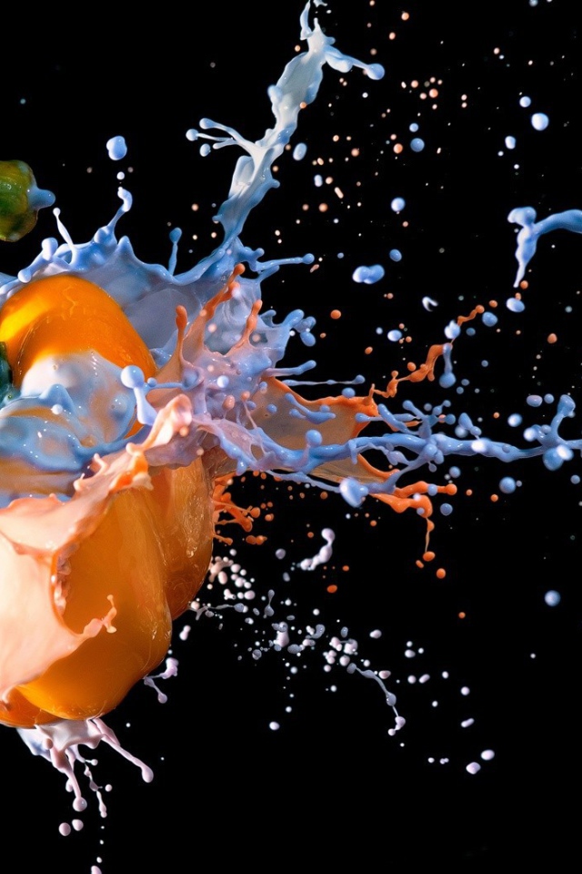 Взрыв перца на черном фоне