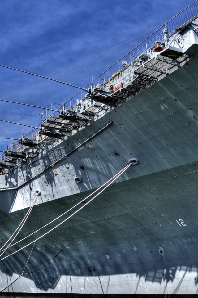 Авианосец у причала