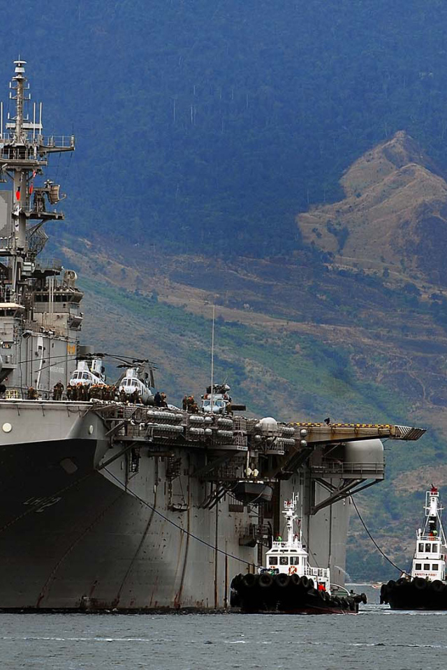 Авианосец у берега