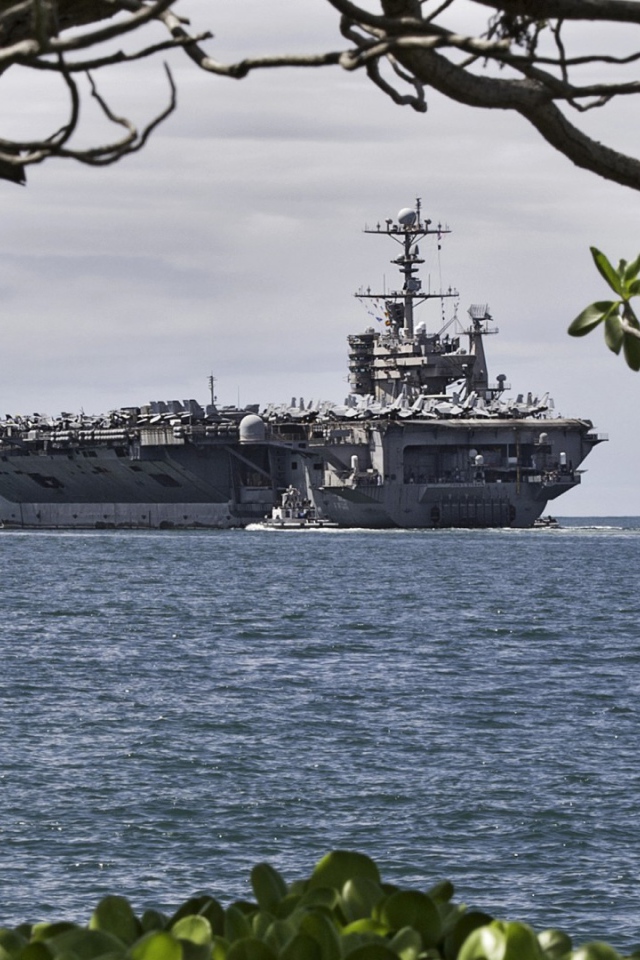Авианосец у побережья