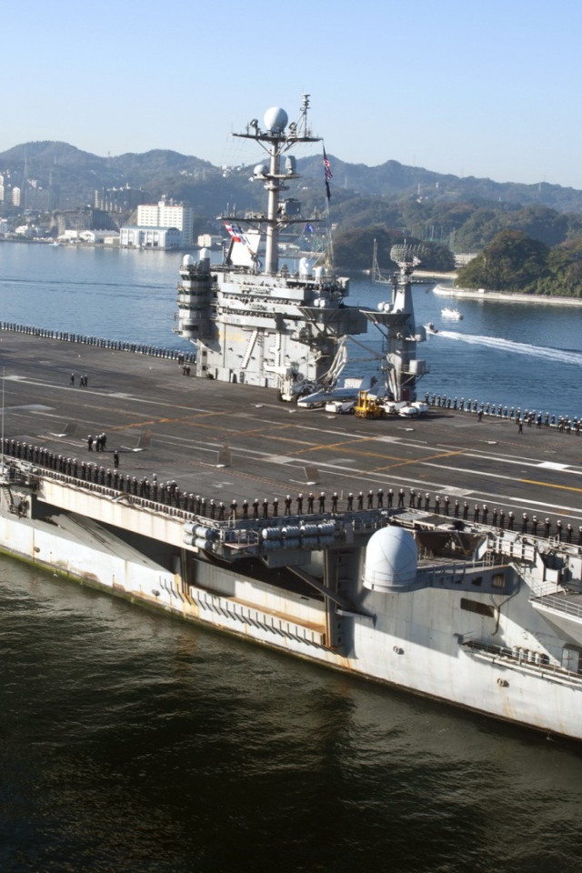 Десантный корабль в порту