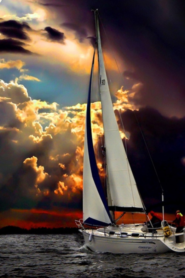 Лодка плывет на грозу