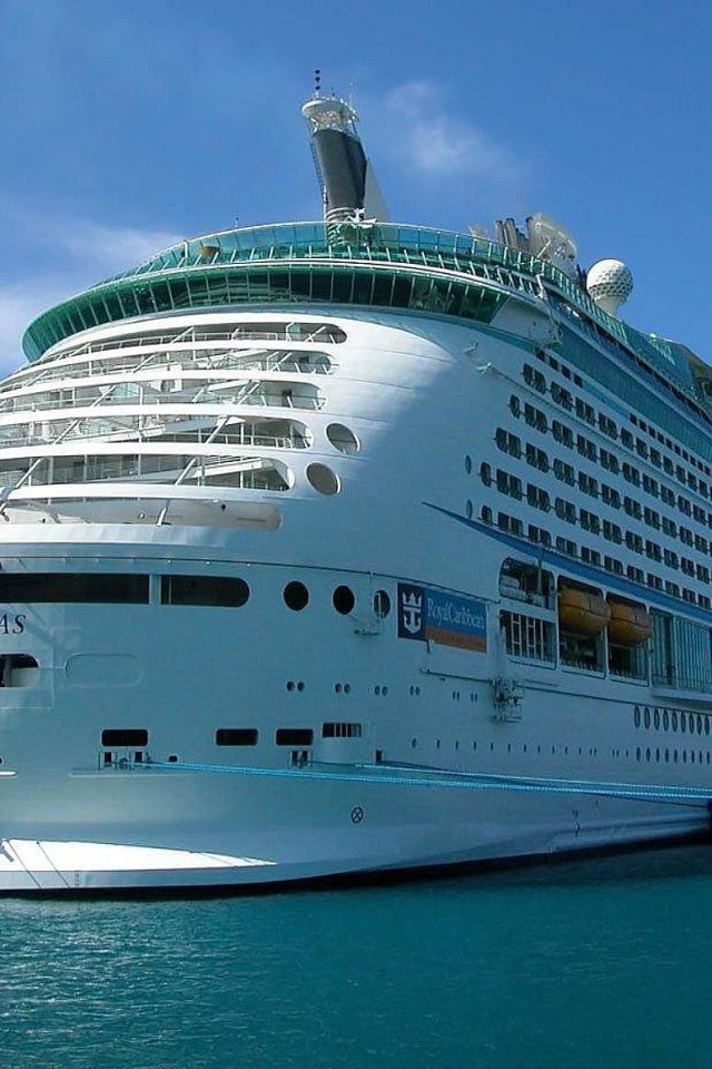 Роскошный лайнер у причала