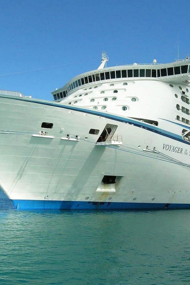 Пассажирский корабль в порту