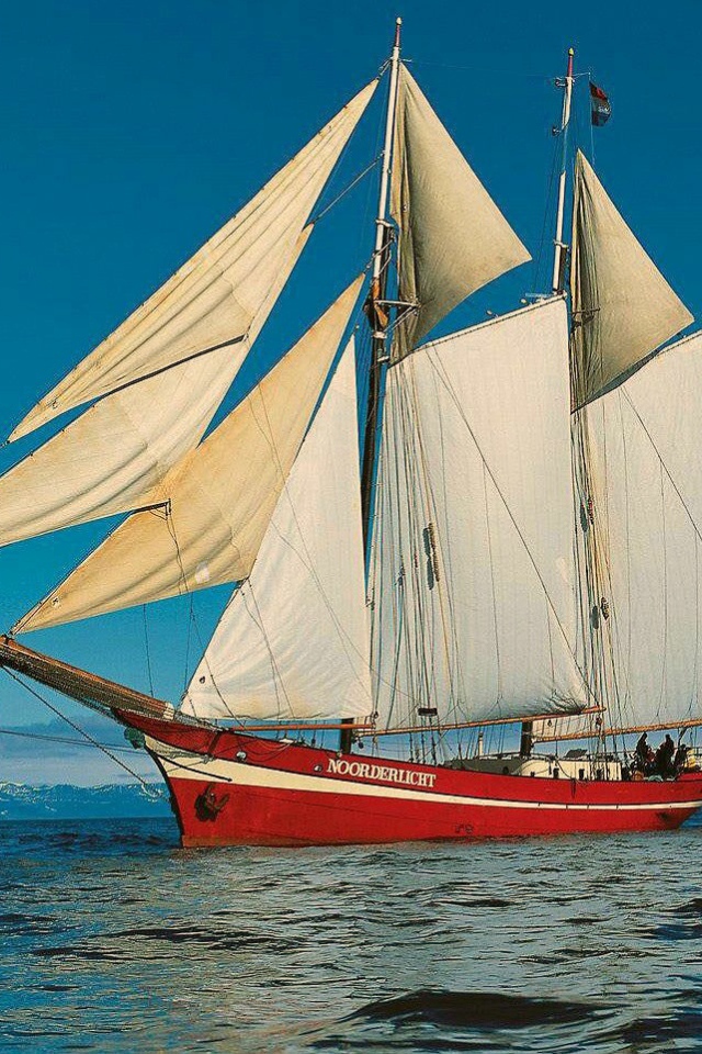 Красный парусник уходит в море