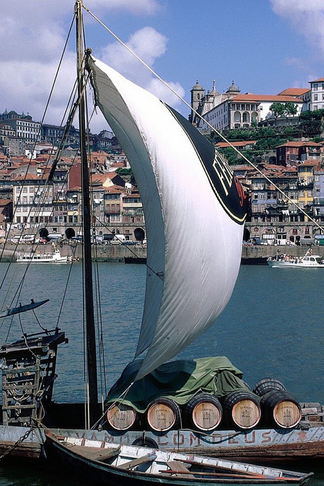 Парусная лодка на фоне города