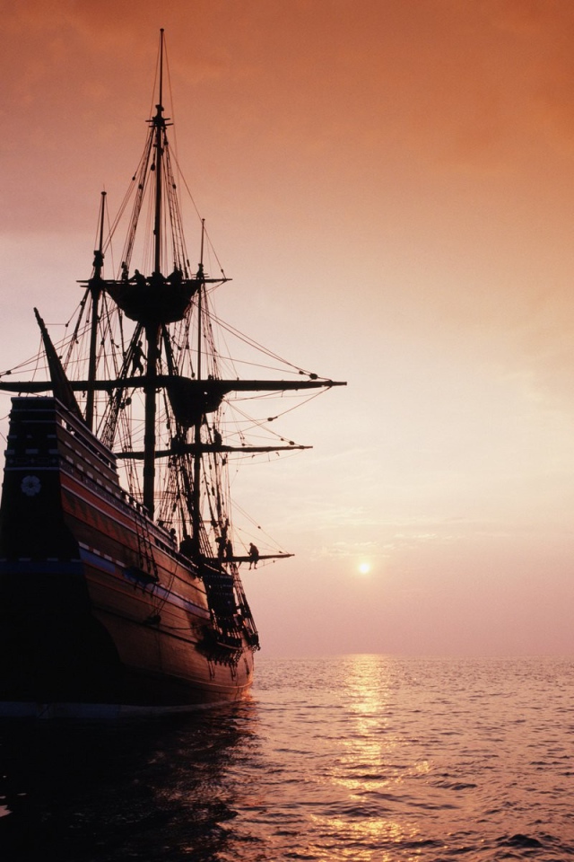 Парусник идет на закат солнца