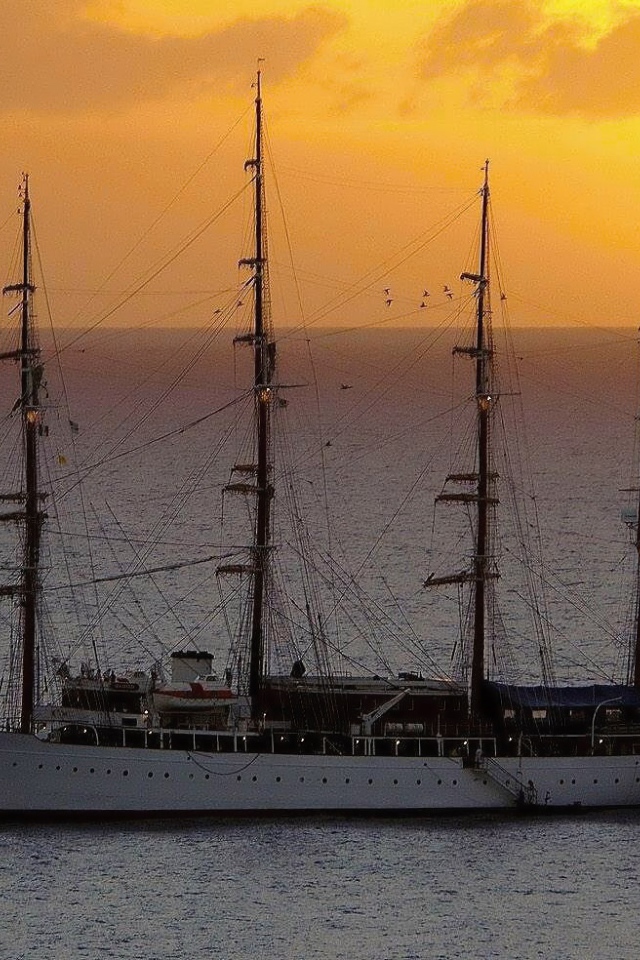 Корабль на фоне заката