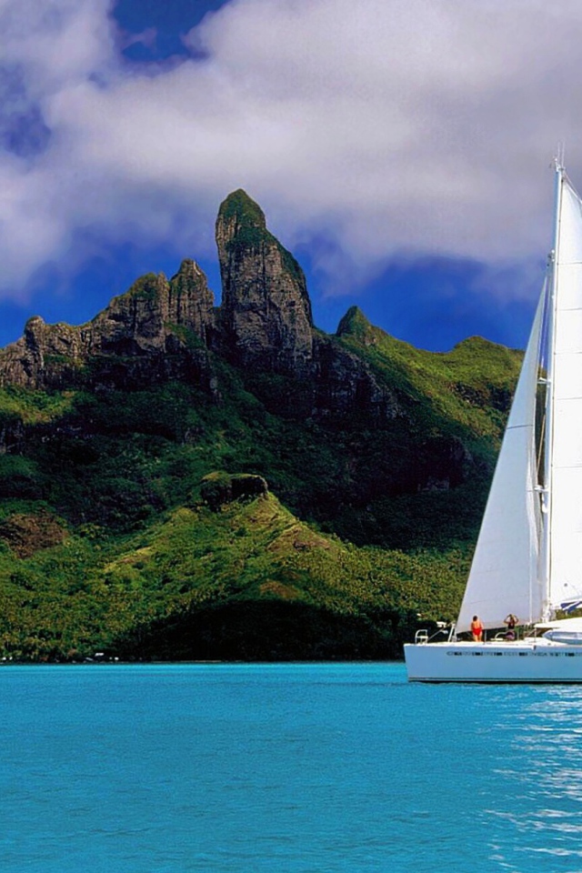 Небольшой парусник у острова