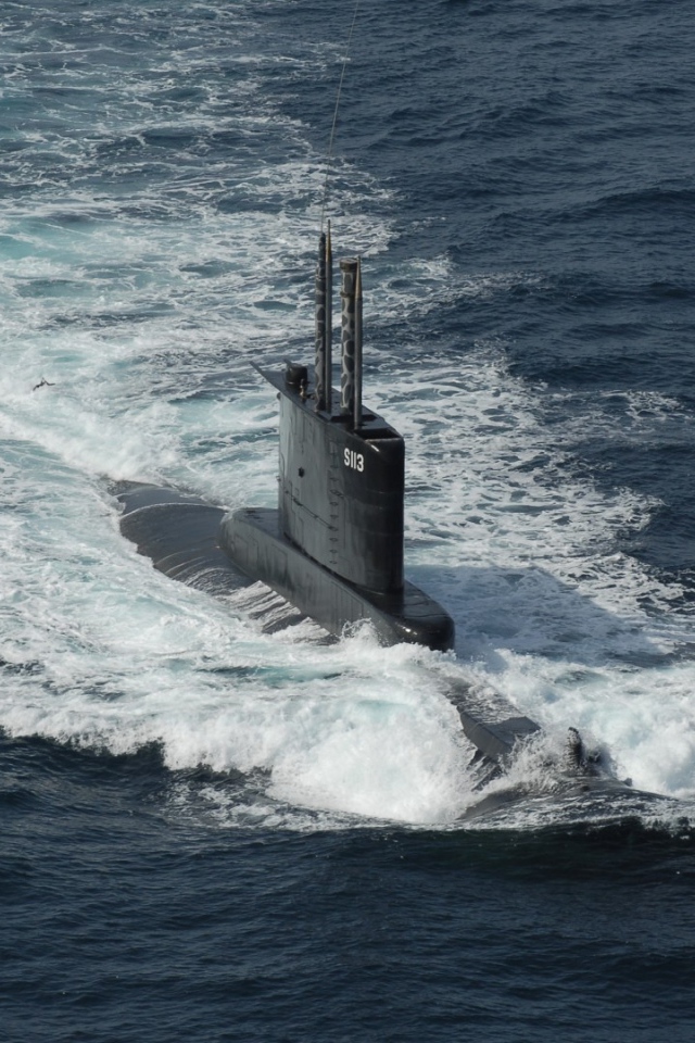 Подводная лодка в море