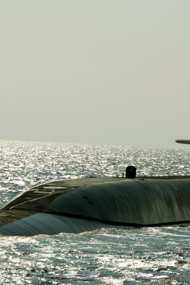 Подводная лодка в открытом море