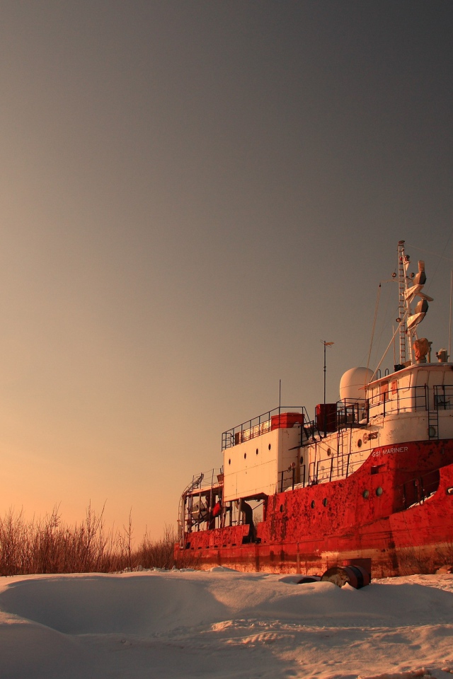 Корабль на зимней стоянке