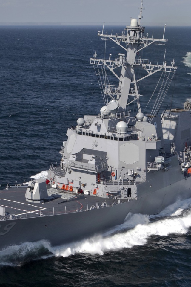 Разворот корабля в море