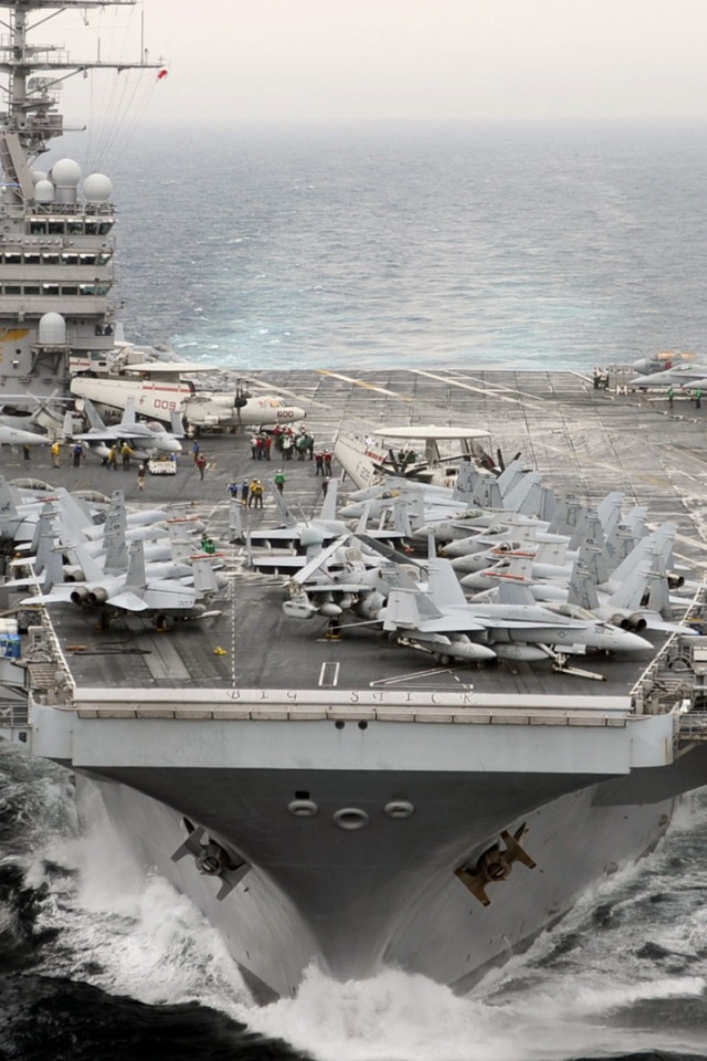 Американский авианосец в море