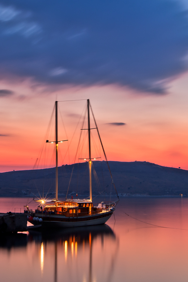 Яхта вечером у причала