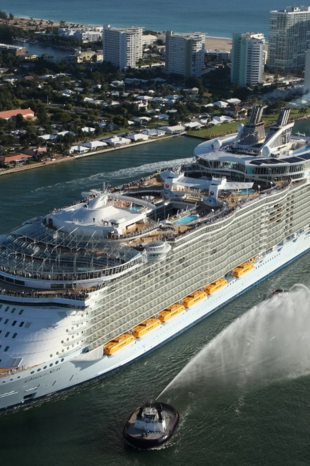 Круизный лайнер прибыл в порт