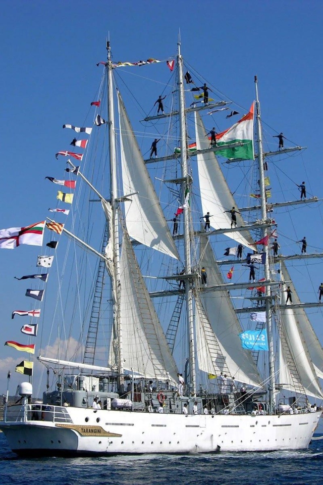 Парусник выходит в море